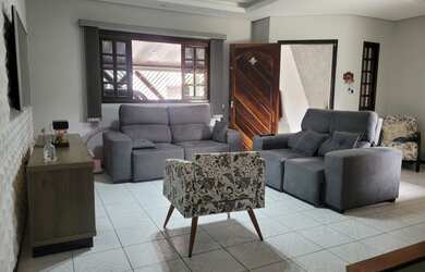 Imagem: A casa possui 3 Dormitórios, 3 Banheiros, 2 Vagas na garagem