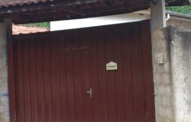 Imagem: A casa possui 2 Dormitórios, 2 Banheiros, 4 Vagas na garagem