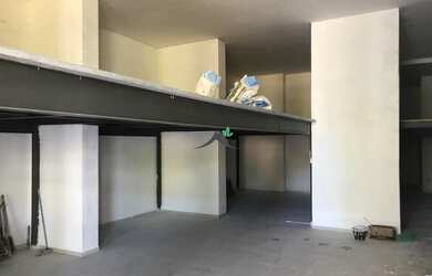 Imagem: O depósito possui 5 Vagas na garagem e 370m² de Área e está