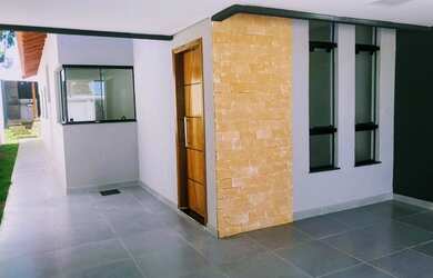 Imagem: A casa possui 2 Dormitórios, 2 Banheiros, 2 Vagas na garagem