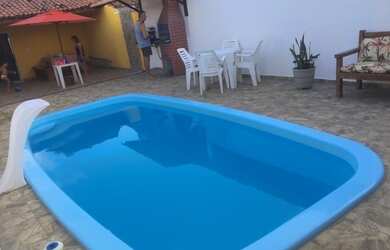 Imagem: A casa possui 2 Dormitórios, 2 Banheiros, 2 Vagas na garagem