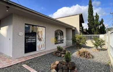 Imagem: A casa possui 2 Dormitórios, 3 Banheiros, 2 Vagas na garagem