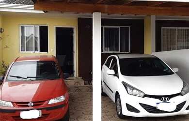 Imagem: A casa possui 3 Dormitórios, 1 Banheiro, 2 Vagas na garagem