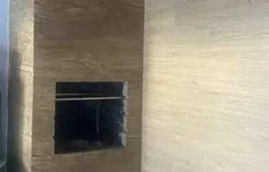 Imagem: A casa possui 2 Dormitórios, 2 Banheiros, 2 Vagas na garagem