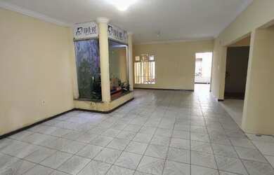 Imagem: A casa possui 5 Dormitórios, 3 Banheiros, 4 Vagas na garagem