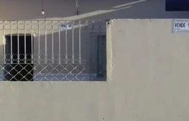 Imagem: A casa possui 2 Dormitórios, 1 Banheiro e está localizado