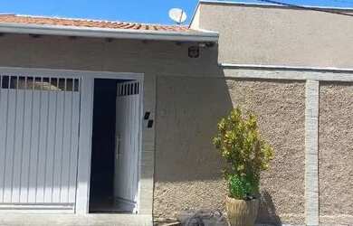 Imagem: A casa à venda possui 3 Dormitórios, 3 Banheiros, 2 Vagas