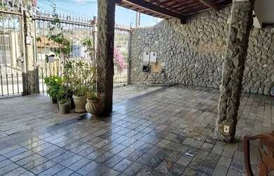 Imagem: A casa possui 3 Dormitórios, 3 Banheiros, 4 Vagas na garagem