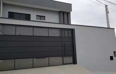 Imagem: A casa possui 4 Dormitórios, 3 Banheiros, 4 Vagas na garagem