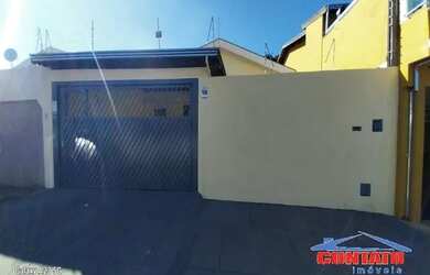 Imagem: A casa possui 3 Dormitórios, 2 Banheiros, 2 Vagas na garagem