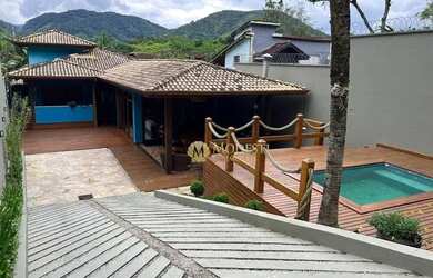 Imagem: A casa possui 3 Dormitórios, 1 Banheiro, 2 Vagas na garagem