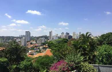Imagem: A casa possui 4 Dormitórios, 5 Banheiros, 3 Vagas na garagem