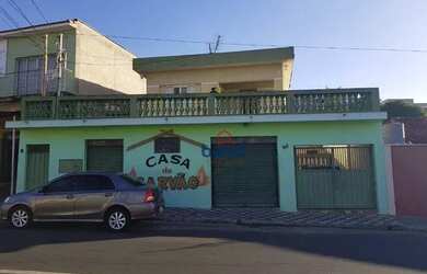 Imagem: A casa possui 3 Dormitórios, 2 Banheiros, 1 Vaga na garagem