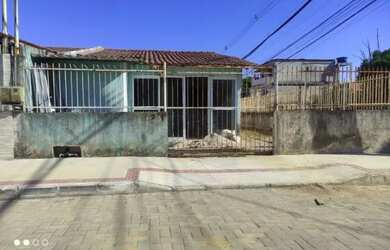 Imagem: A casa possui 2 Dormitórios, 2 Banheiros, 2 Vagas na garagem