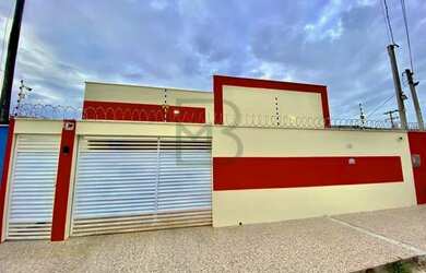 Imagem: A casa possui 3 Dormitórios, 2 Banheiros, 4 Vagas na garagem