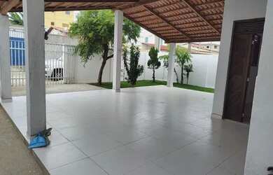 Imagem: A casa possui 3 Dormitórios, 2 Banheiros, 2 Vagas na garagem