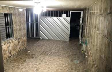 Imagem: A casa possui 3 Dormitórios, 1 Banheiro, 1 Vaga na garagem