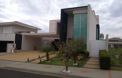 Imagem: A casa em condomínio possui 4 Dormitórios, 5 Banheiros, 4