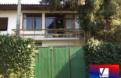 Imagem: A casa possui 3 Dormitórios, 3 Banheiros, 5 Vagas na garagem