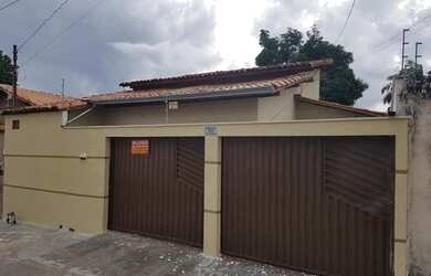 Imagem: A casa possui 3 Dormitórios, 2 Banheiros, 2 Vagas na garagem