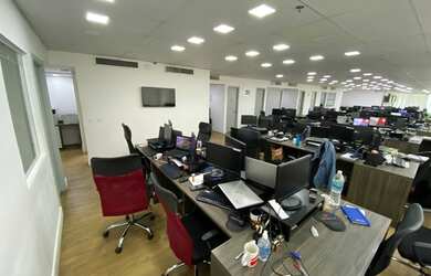 Imagem: O depósito possui 5 Vagas na garagem, 350m² de Área e está