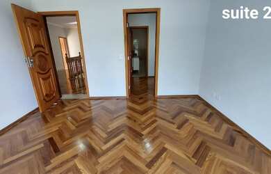 Imagem: A casa em condomínio possui 4 Dormitórios, 5 Banheiros, 4