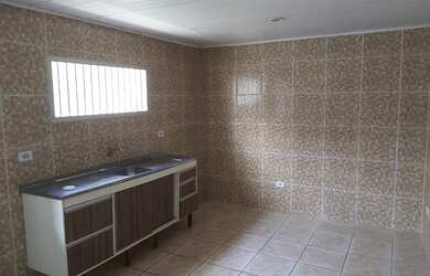 Imagem: A casa possui 2 Dormitórios e 1 Banheiro e está localizado