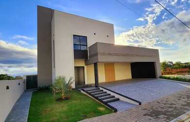 Imagem: A casa em condomínio possui 5 Dormitórios, 5 Banheiros, 4