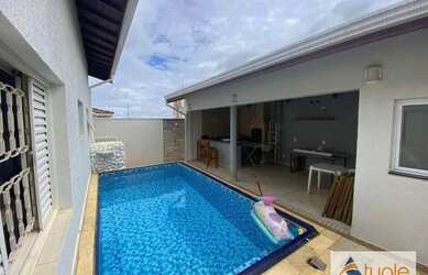 Imagem: A casa possui 2 Dormitórios, 3 Banheiros, 3 Vagas na garagem