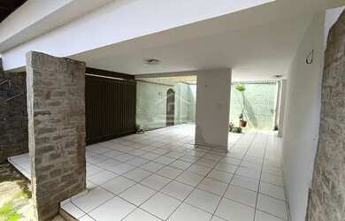 Imagem: A casa possui 3 Dormitórios, 2 Banheiros, 2 Vagas na garagem