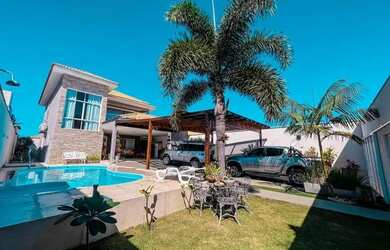 Imagem: A casa possui 4 Dormitórios, 3 Banheiros, 4 Vagas na garagem