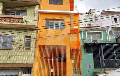 Imagem: A casa possui 3 Dormitórios, 3 Banheiros, 2 Vagas na garagem