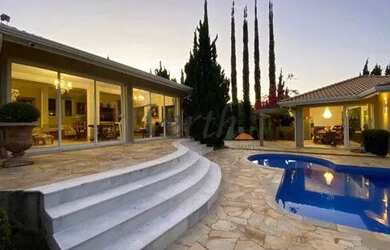 Imagem: A casa em condomínio possui 5 Dormitórios, 5 Banheiros, 5