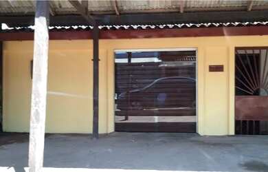 Imagem: A casa possui 3 Dormitórios, 2 Banheiros e 1 Vaga na garagem