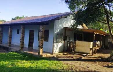 Imagem: A casa possui 3 Dormitórios, 2 Banheiros e está localizado