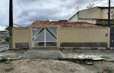 Imagem: A casa possui 2 Dormitórios, 1 Banheiro, 1 Vaga na garagem