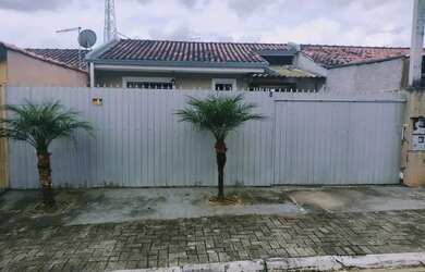 Imagem: A casa possui 2 Dormitórios, 1 Banheiro, 3 Vagas na garagem