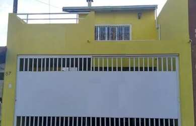 Imagem: A casa possui 3 Dormitórios, 3 Banheiros, 2 Vagas na garagem