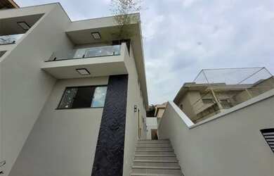 Imagem: A casa possui 3 Dormitórios, 3 Banheiros, 2 Vagas na garagem