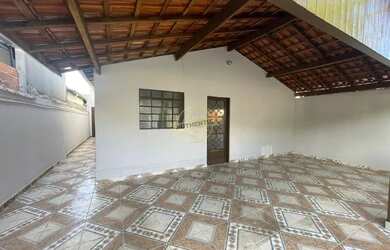 Imagem: A casa possui 2 Dormitórios, 2 Banheiros, 2 Vagas na garagem