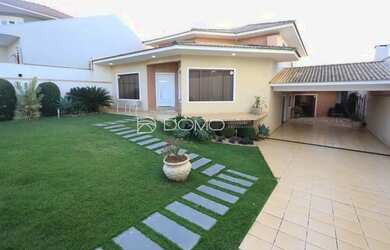 Imagem: A casa possui 4 Dormitórios, 4 Banheiros, 4 Vagas na garagem