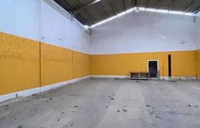 Imagem: O depósito possui 5 Vagas na garagem, 420m² de Área e está