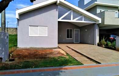 Imagem: A casa em condomínio possui 3 Dormitórios, 1 Banheiro, 2 Vagas