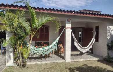 Imagem: A casa possui 4 Dormitórios, 3 Banheiros, 2 Vagas na garagem