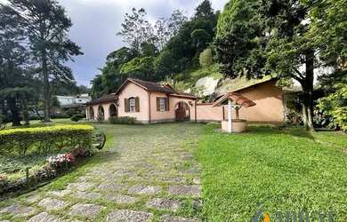 Imagem: A casa possui 2 Dormitórios, 2 Banheiros, 3 Vagas na garagem