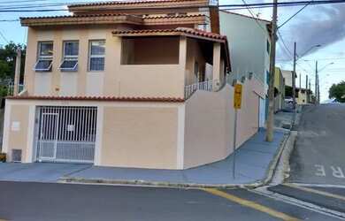 Imagem: A casa possui 3 Dormitórios, 1 Banheiro, 3 Vagas na garagem