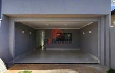 Imagem: A casa possui 3 Dormitórios, 1 Banheiro, 2 Vagas na garagem