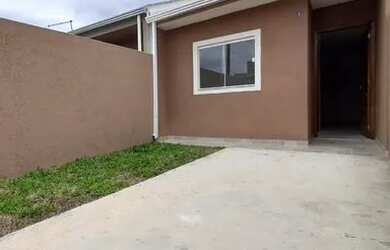 Imagem: A casa possui 2 Dormitórios, 1 Banheiro, 2 Vagas na garagem