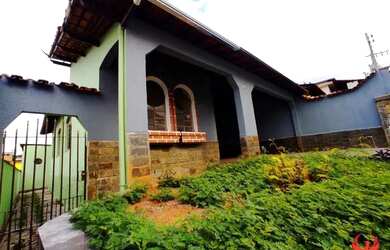 Imagem: A casa possui 3 Dormitórios, 2 Banheiros, 2 Vagas na garagem