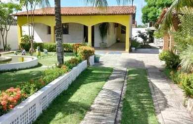 Imagem: A casa possui 5 Dormitórios, 5 Banheiros, 4 Vagas na garagem